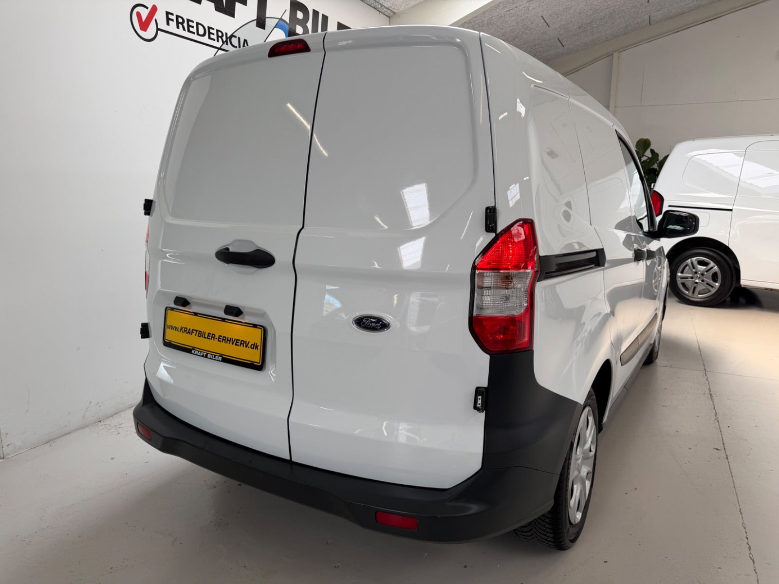 Hvid Ford Transit Courier fra 2020