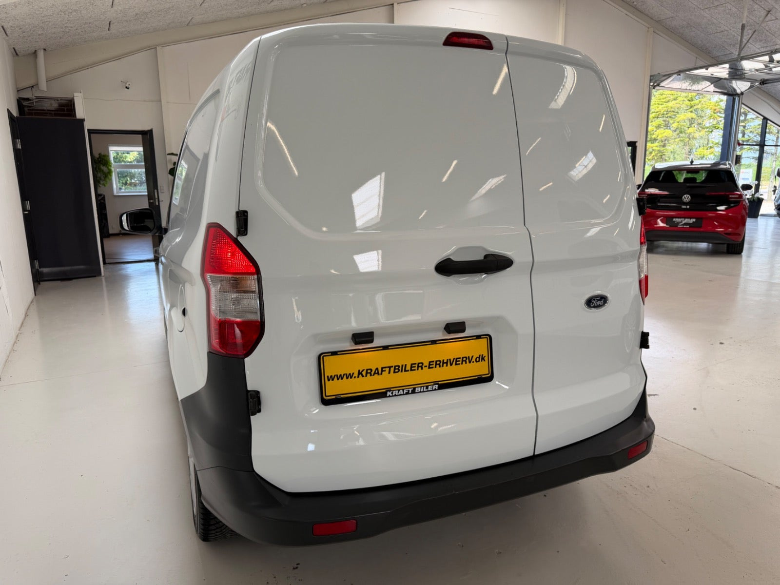 Hvid Ford Transit Courier fra 2020