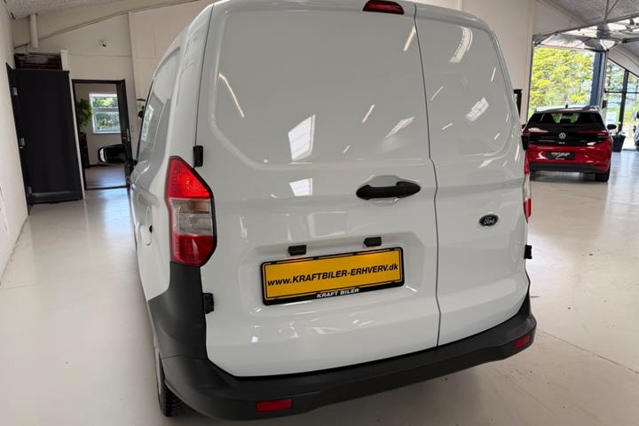 Hvid Ford Transit Courier fra 2020