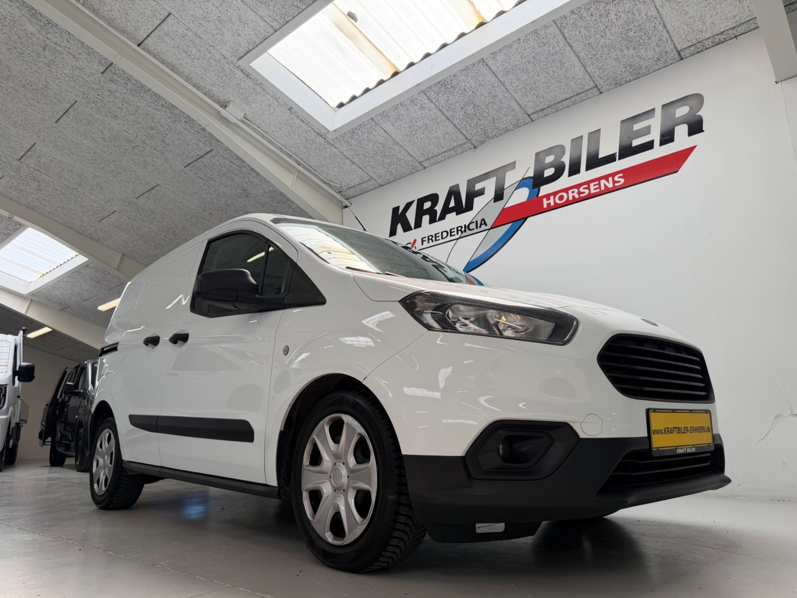 Hvid Ford Transit Courier fra 2020