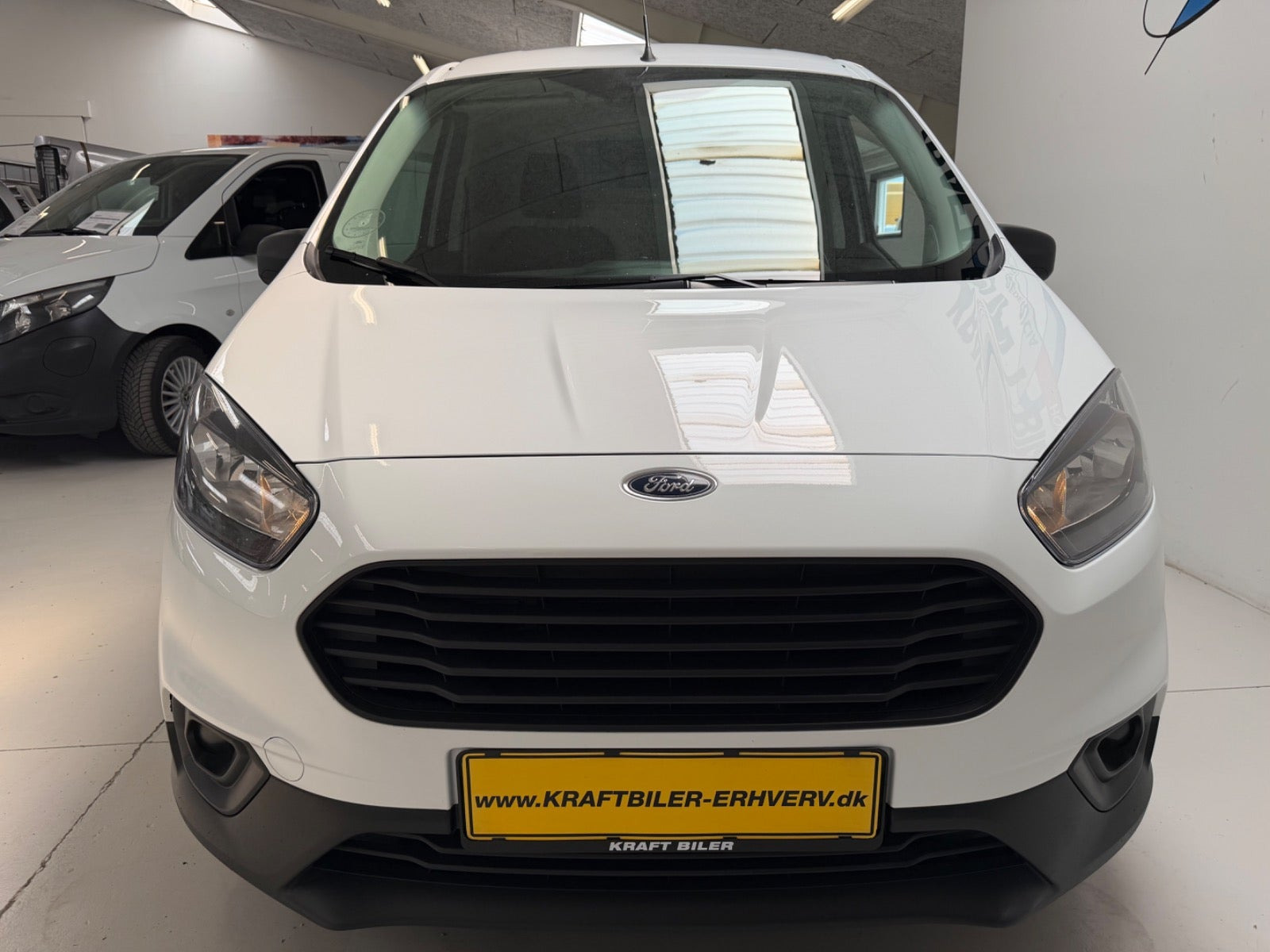 Hvid Ford Transit Courier fra 2020