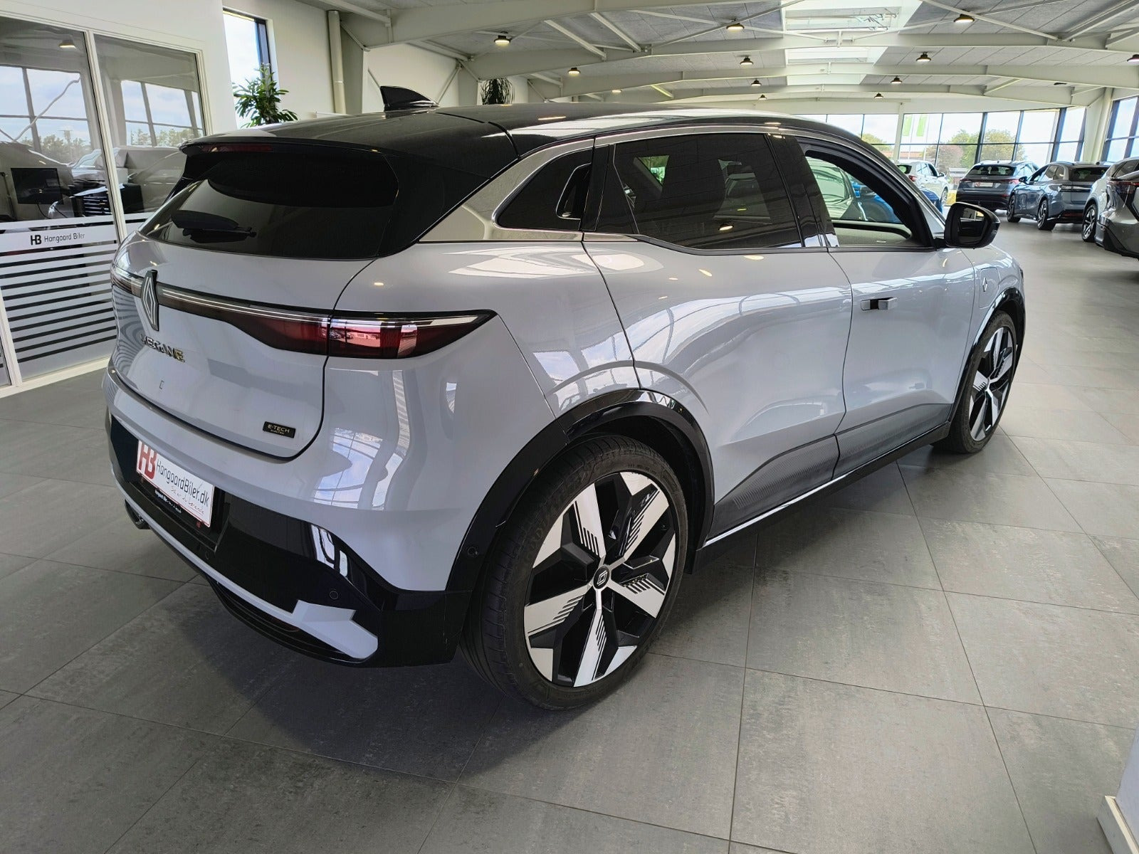 Grå Renault Megane E-Tech fra 2023