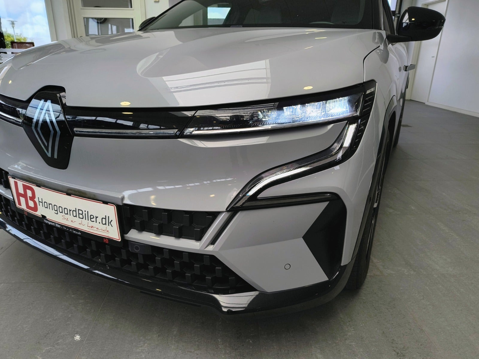 Grå Renault Megane E-Tech fra 2023
