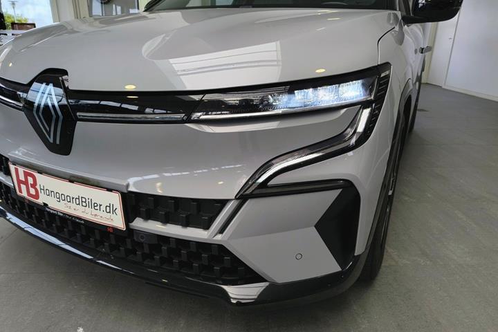 Grå Renault Megane E-Tech fra 2023