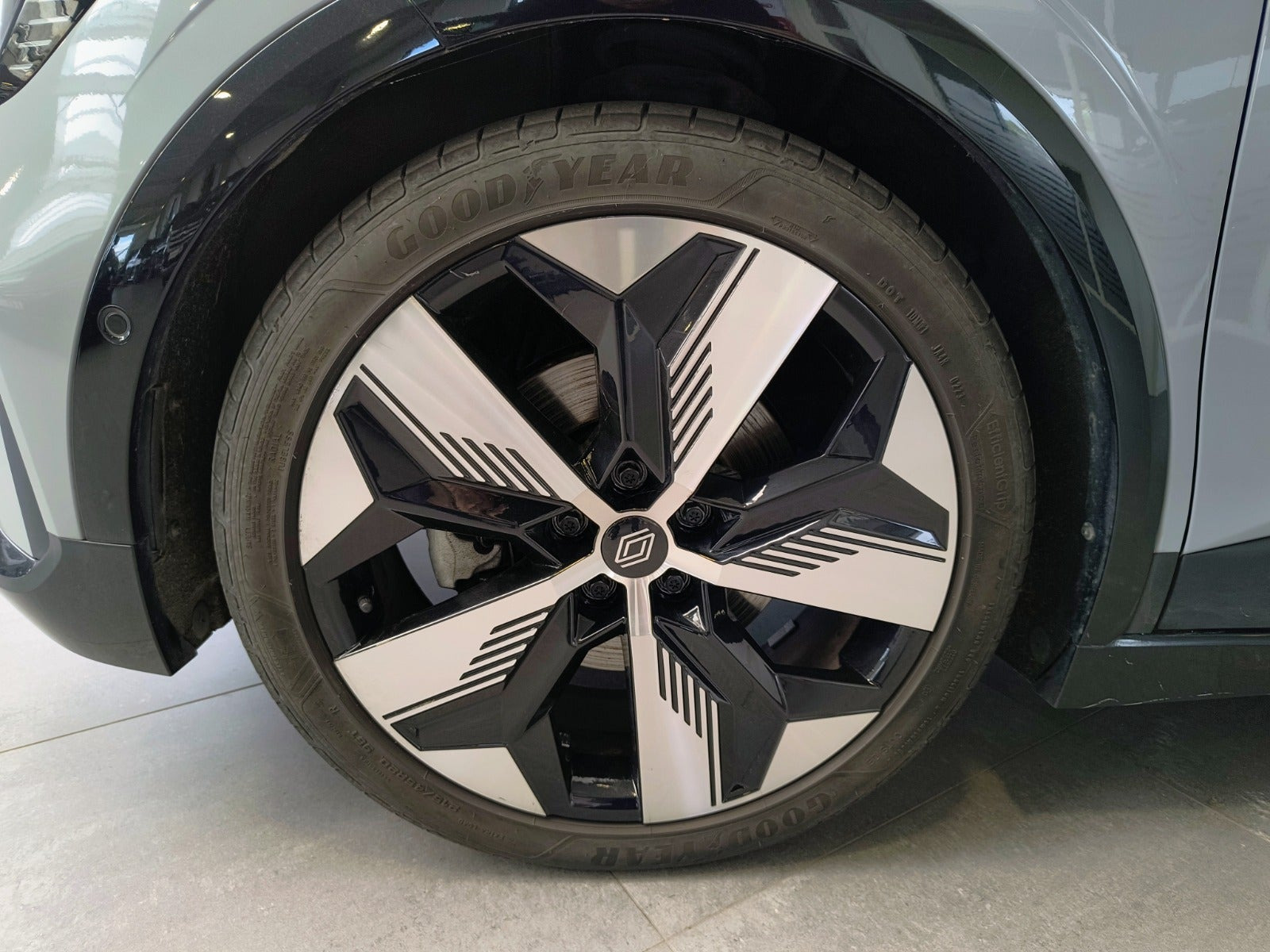 Grå Renault Megane E-Tech fra 2023