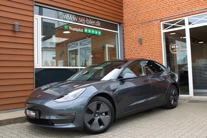 Grå Tesla Model 3 fra 2021