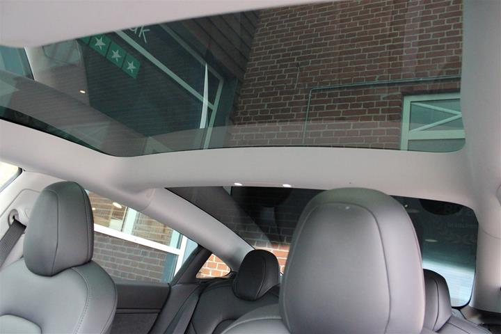 Grå Tesla Model 3 fra 2021