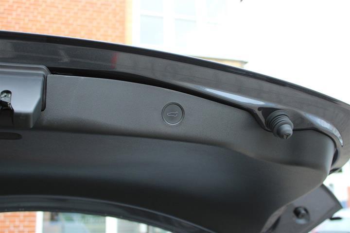 Grå Tesla Model 3 fra 2021