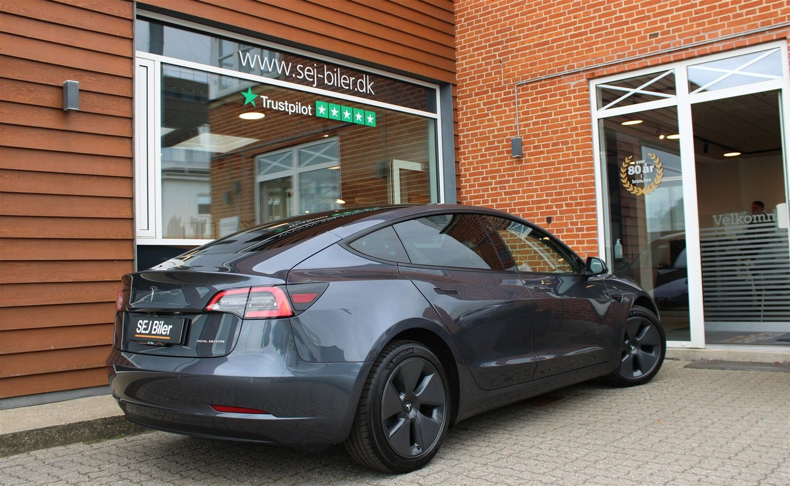 Grå Tesla Model 3 fra 2021