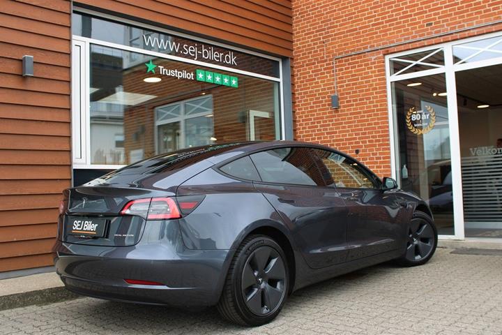 Grå Tesla Model 3 fra 2021