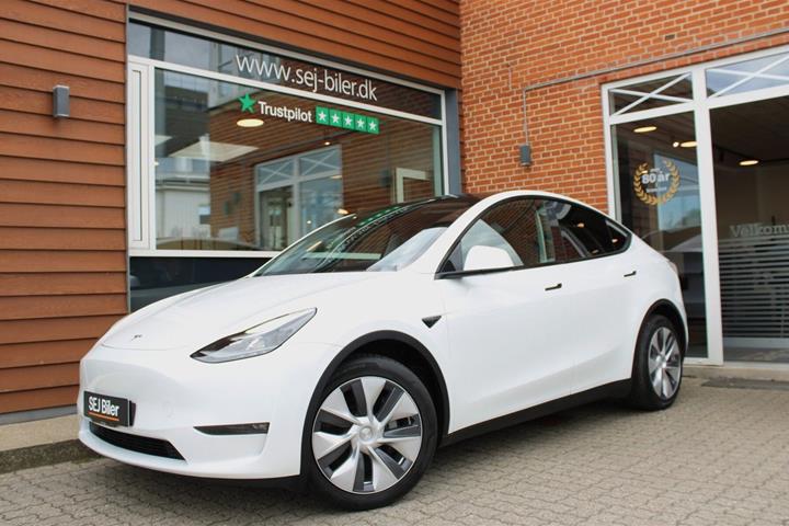 Hvid Tesla Model Y fra 2024