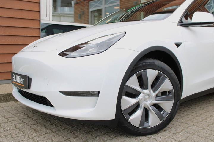 Hvid Tesla Model Y fra 2024