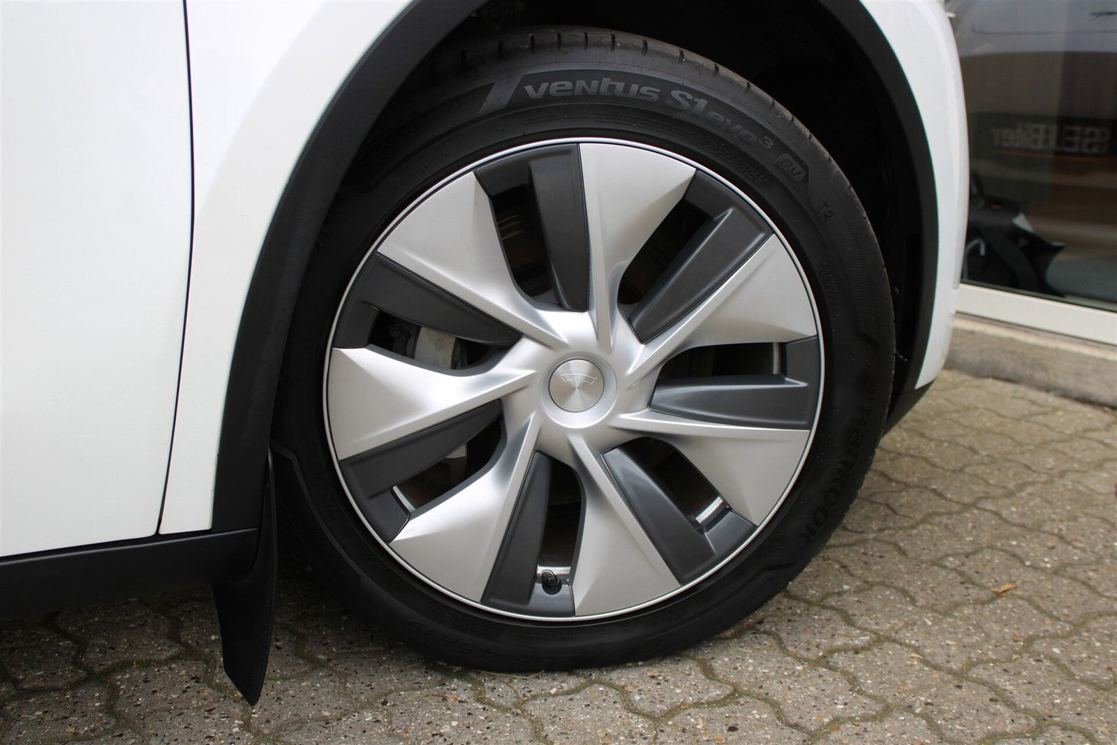 Hvid Tesla Model Y fra 2024