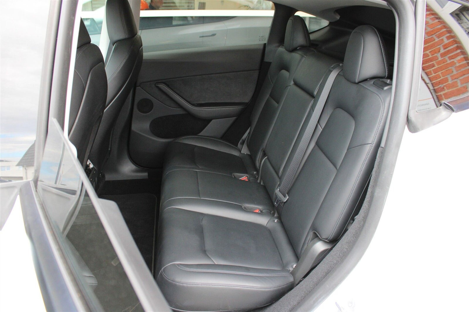 Hvid Tesla Model Y fra 2024
