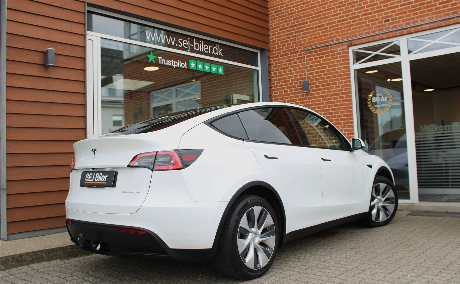 Hvid Tesla Model Y fra 2024
