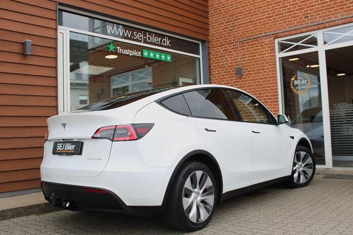 Hvid Tesla Model Y fra 2024