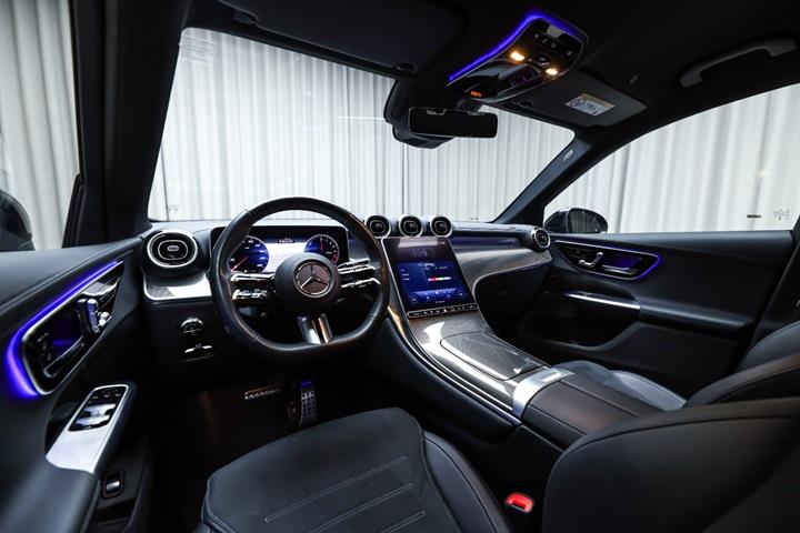 Sort Mercedes GLC300 de fra 2024