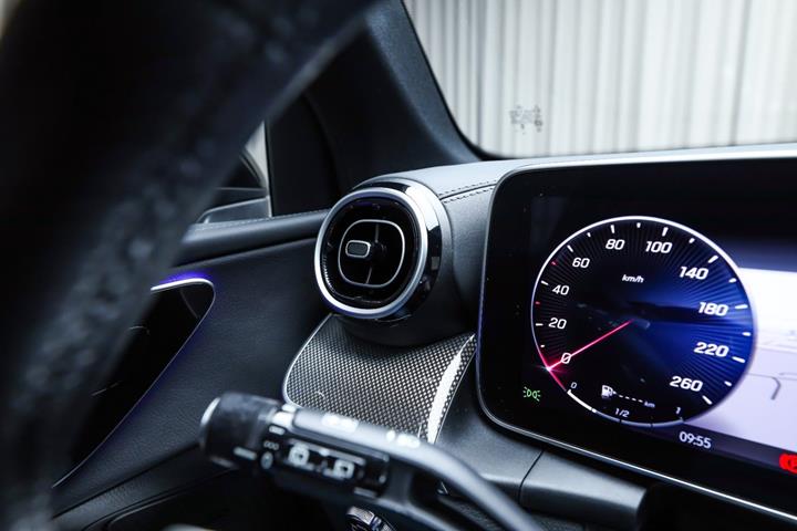 Sort Mercedes GLC300 de fra 2024