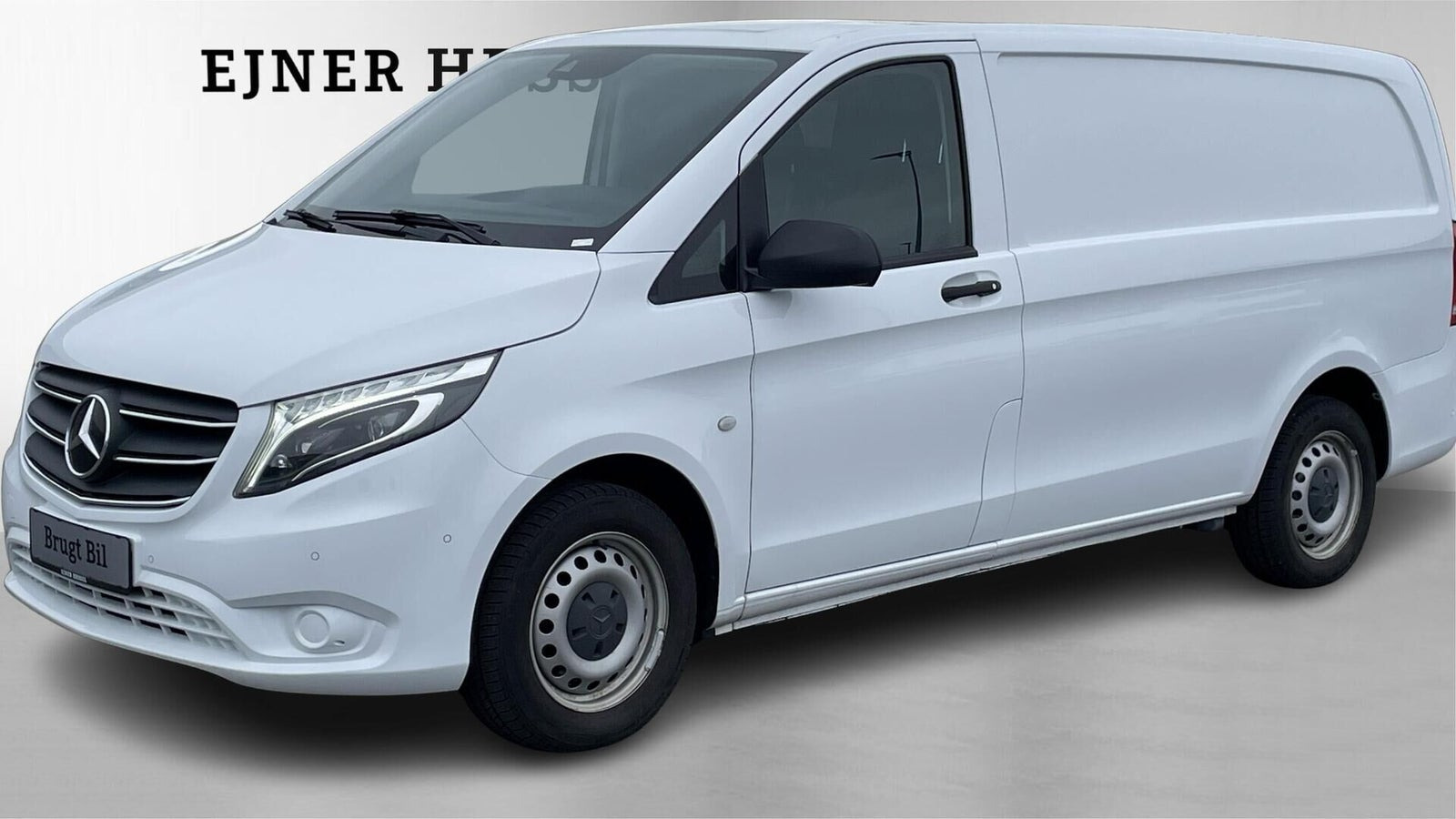 Hvid Mercedes Vito 114 fra 2022 set udefra