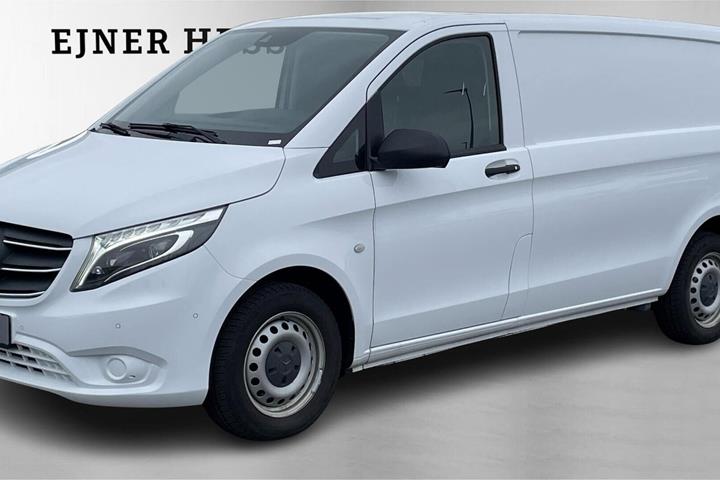 Hvid Mercedes Vito 114 fra 2022 set udefra