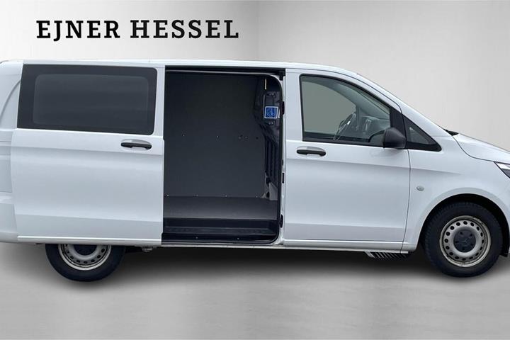 Hvid Mercedes Vito 114 fra 2022