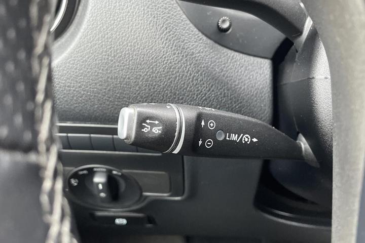 Hvid Mercedes Vito 114 fra 2022