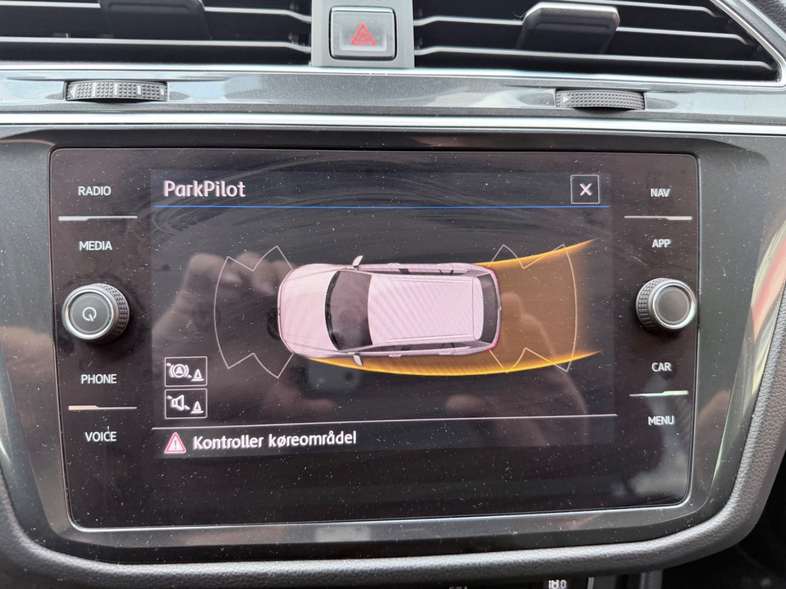 Grå VW Tiguan fra 2018