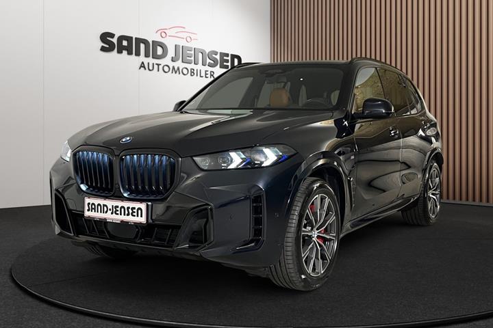 Sort BMW X5 fra 2025 set udefra