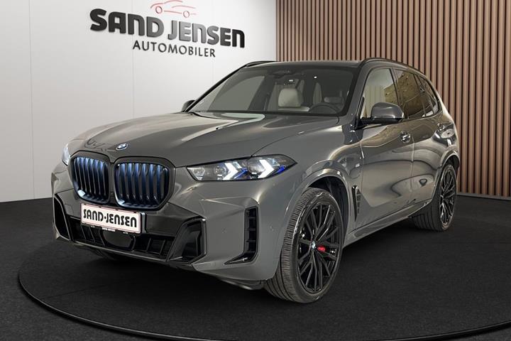 Grå BMW X5 fra 2025 set udefra