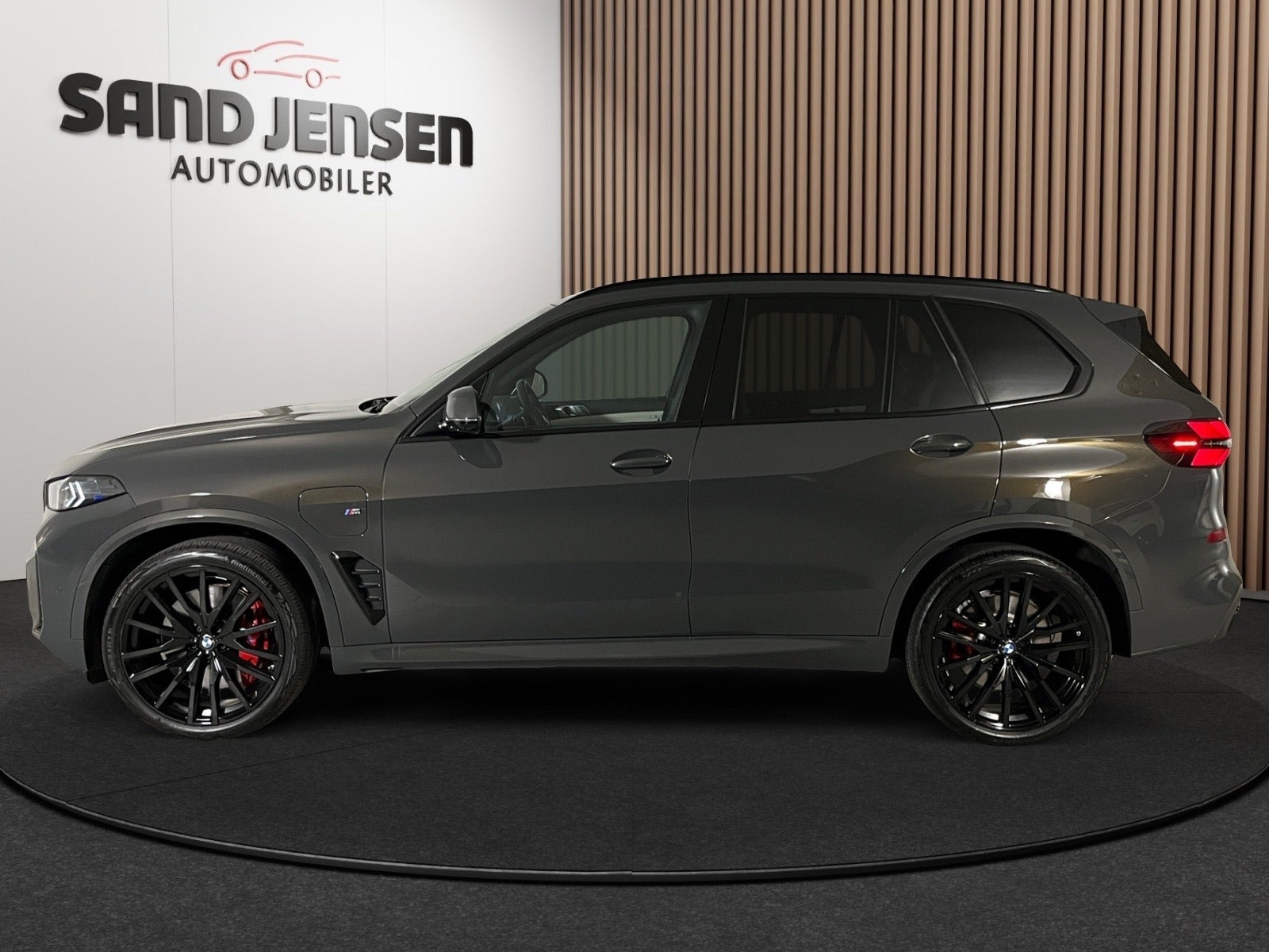 Grå BMW X5 fra 2025