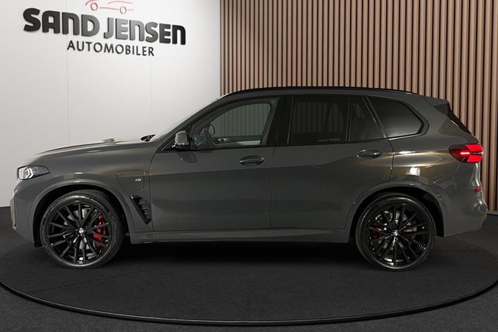 Grå BMW X5 fra 2025