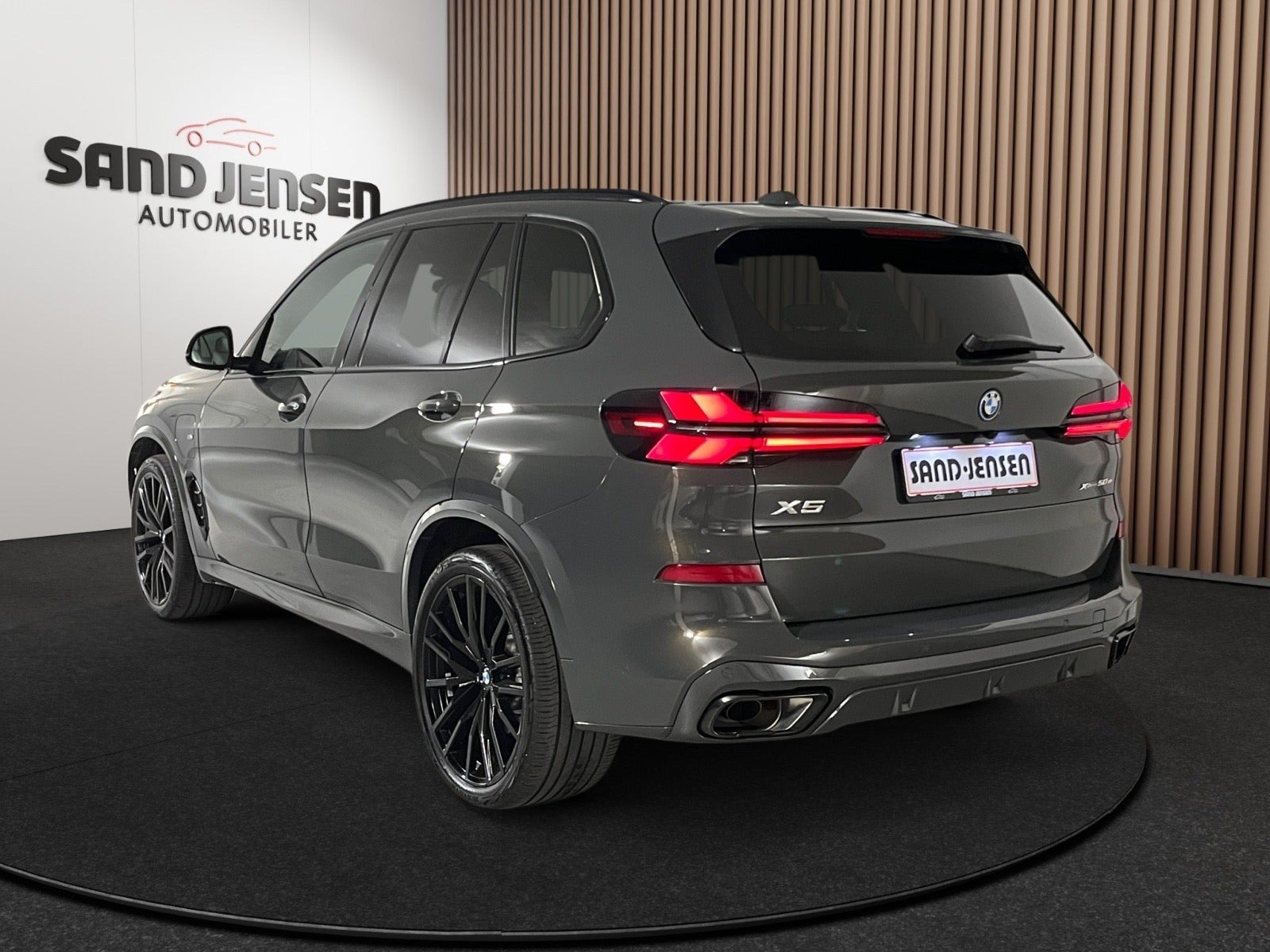 Grå BMW X5 fra 2025