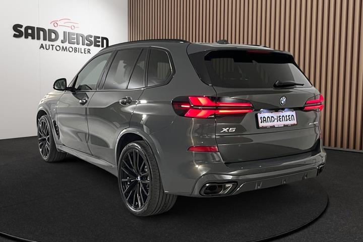 Grå BMW X5 fra 2025