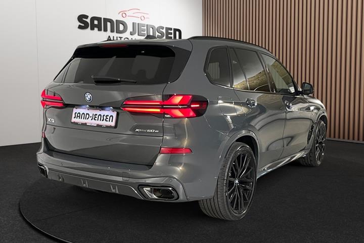 Grå BMW X5 fra 2025
