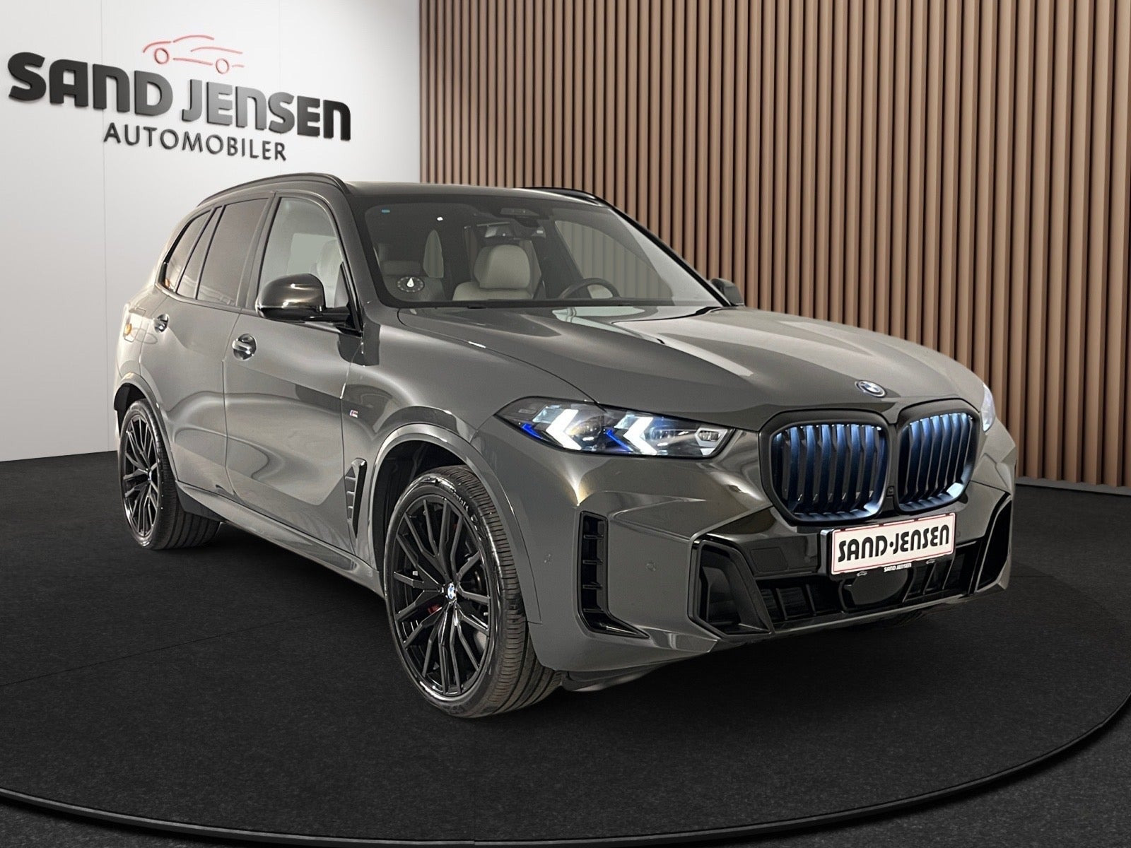 Grå BMW X5 fra 2025