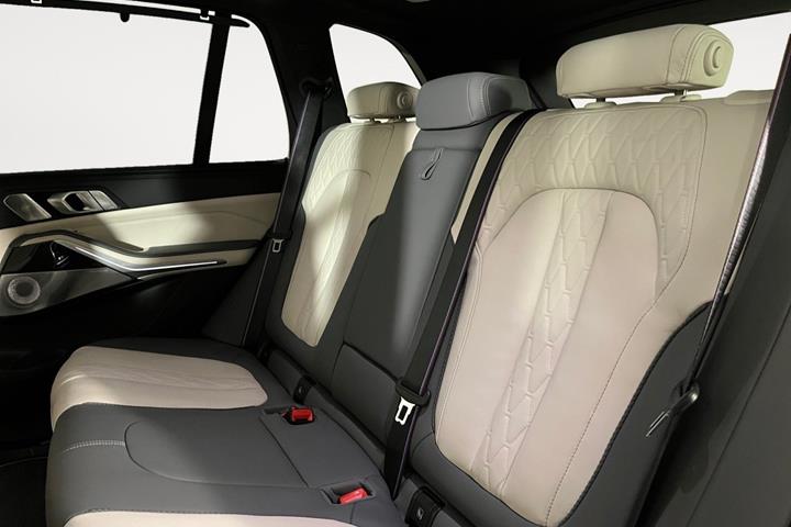 Grå BMW X5 fra 2025