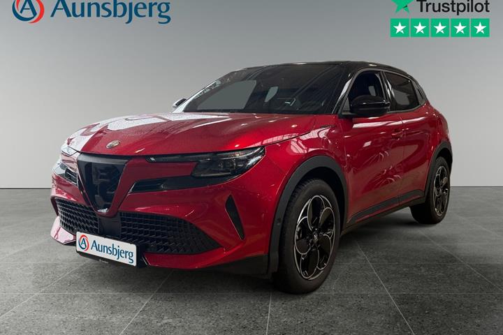 Rød Alfa Romeo Junior fra 2024 set udefra