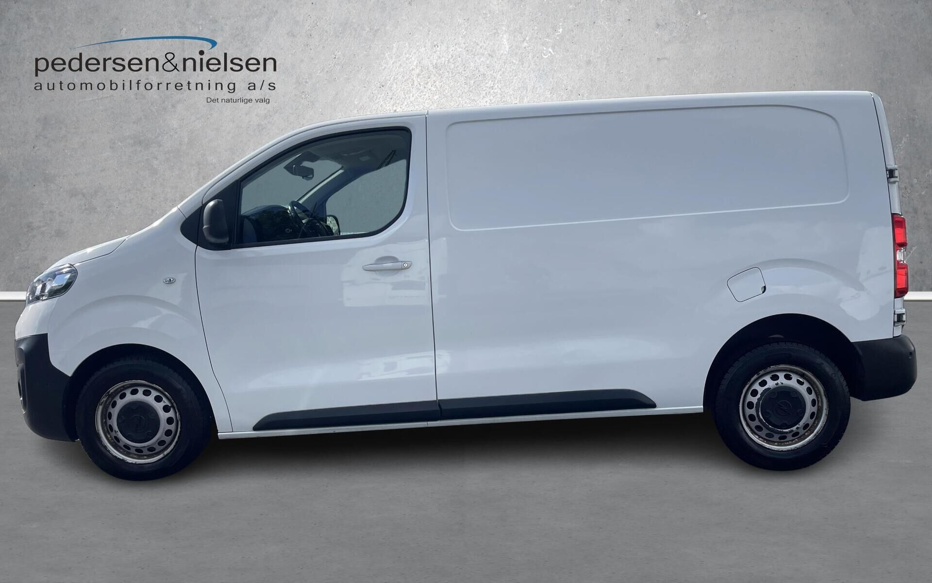 Hvid Opel Vivaro fra 2021