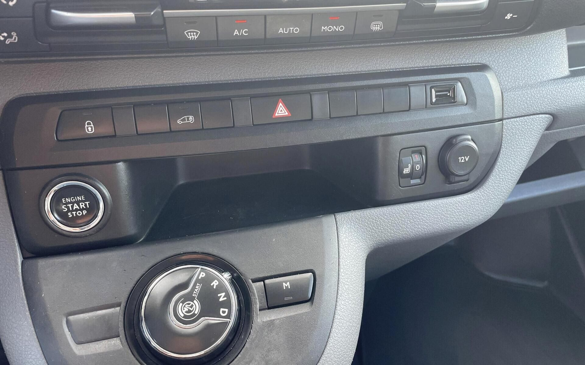 Hvid Opel Vivaro fra 2021