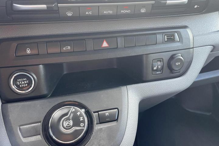 Hvid Opel Vivaro fra 2021