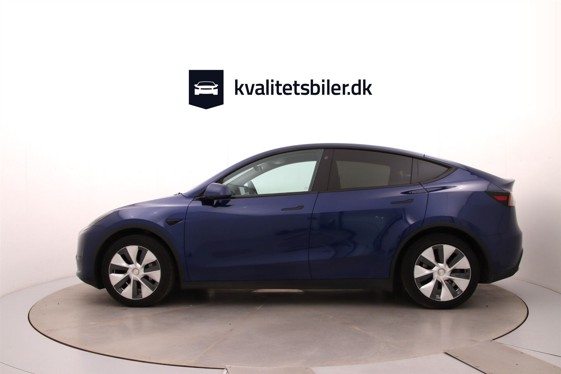 Blå Tesla Model Y fra 2023