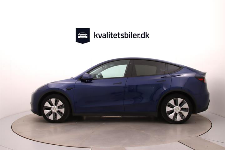 Blå Tesla Model Y fra 2023
