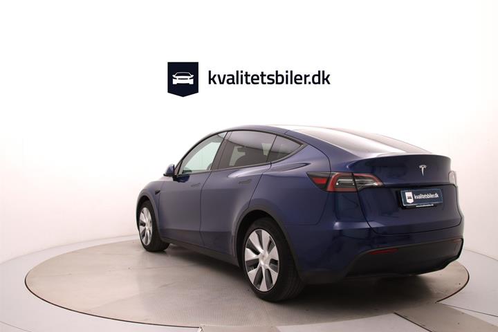 Blå Tesla Model Y fra 2023