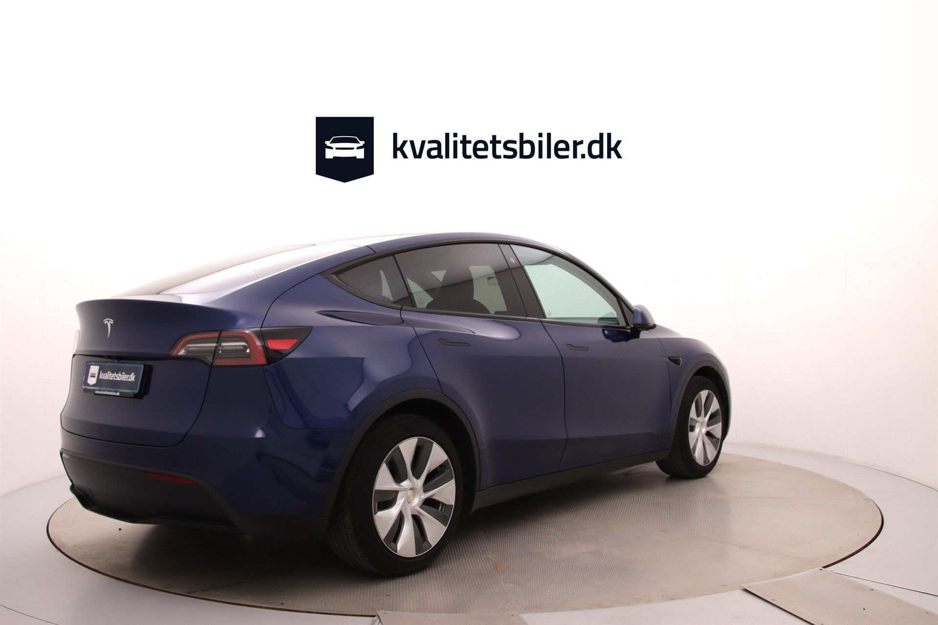 Blå Tesla Model Y fra 2023
