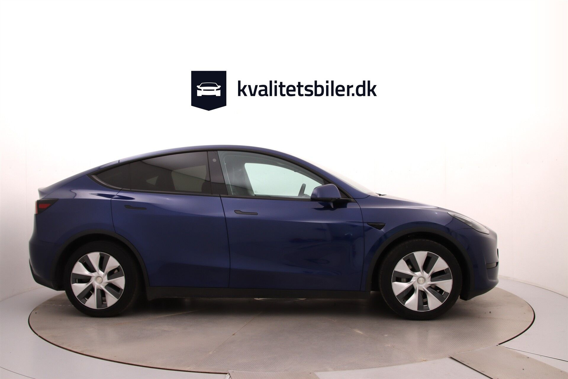 Blå Tesla Model Y fra 2023