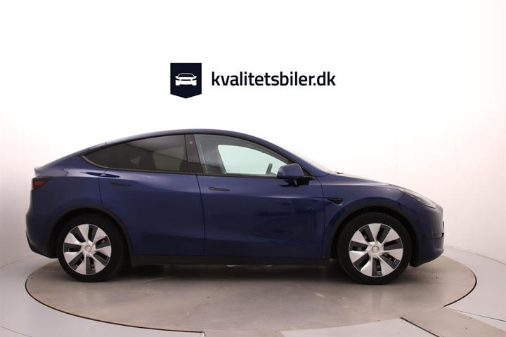 Blå Tesla Model Y fra 2023