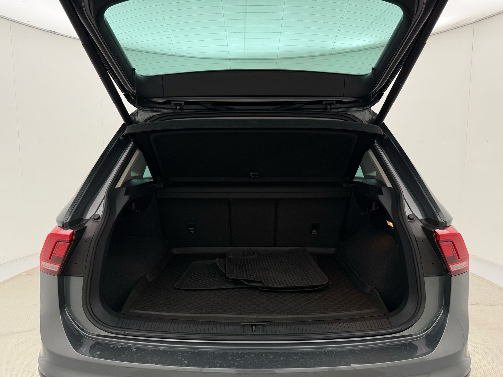 Grå VW Tiguan fra 2018