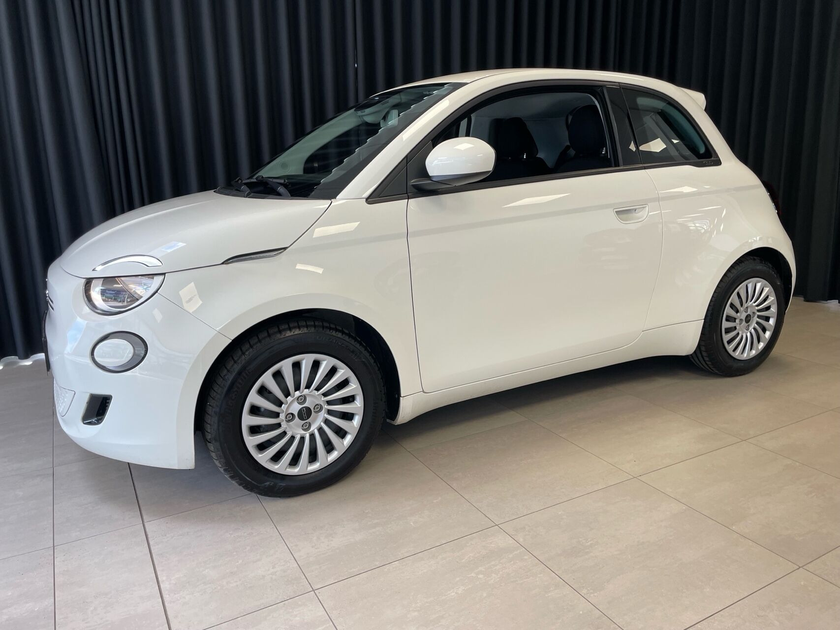 Hvid Fiat 500e fra 2023
