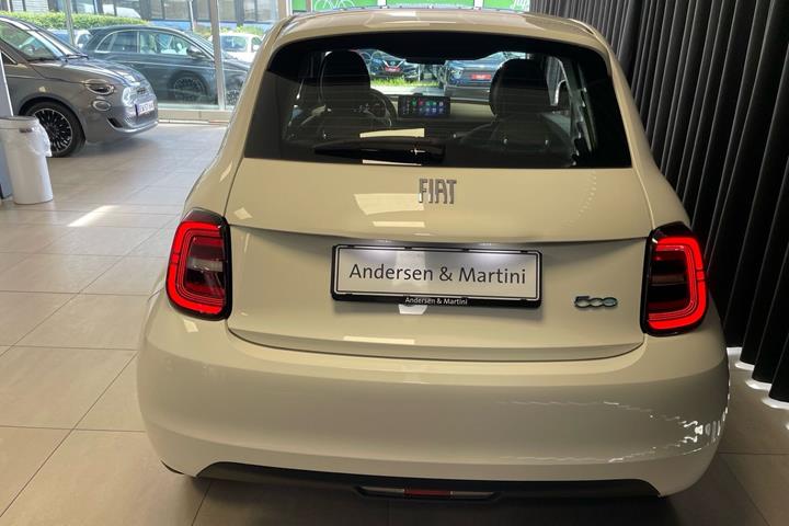 Hvid Fiat 500e fra 2023