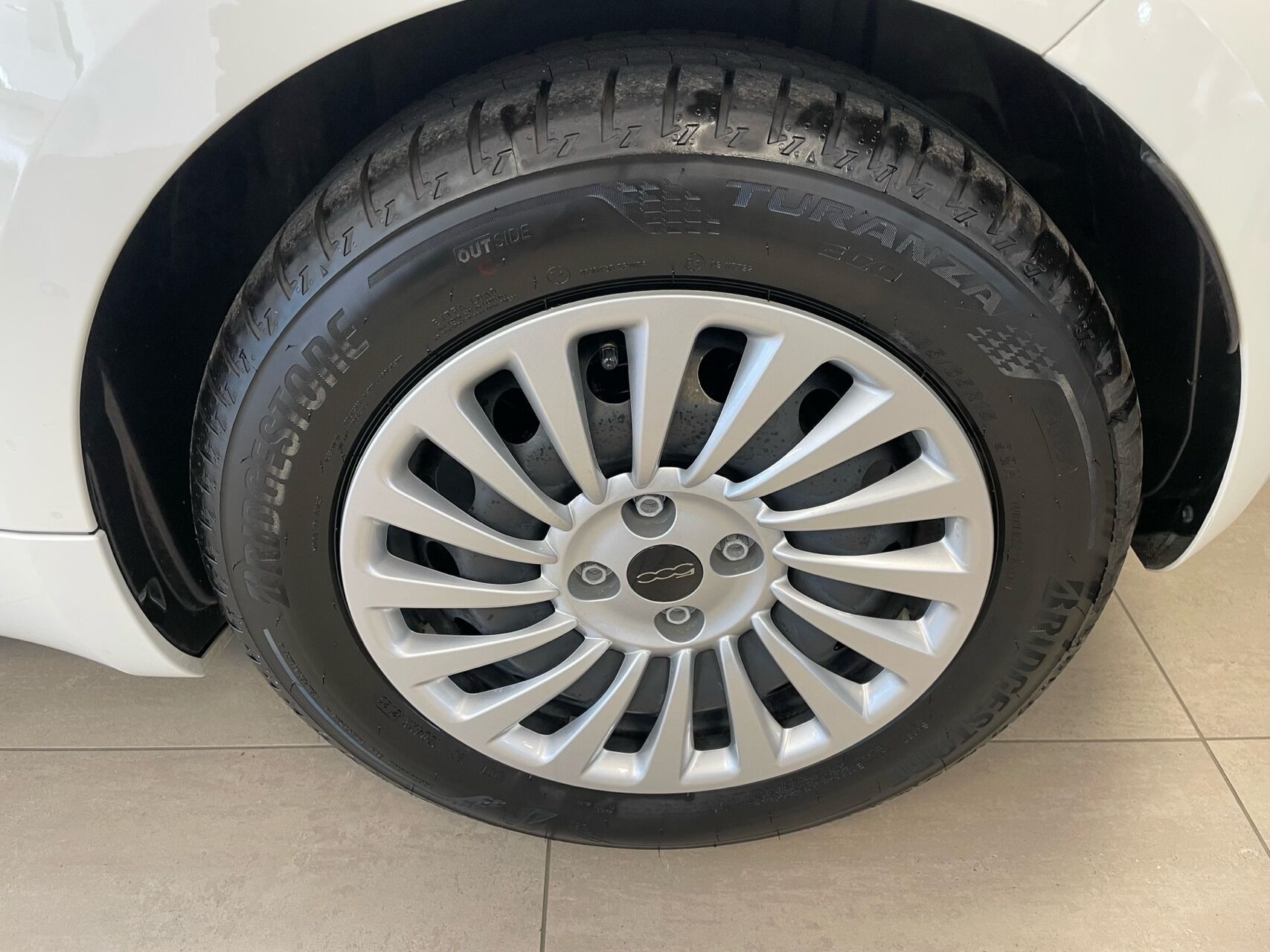 Hvid Fiat 500e fra 2023